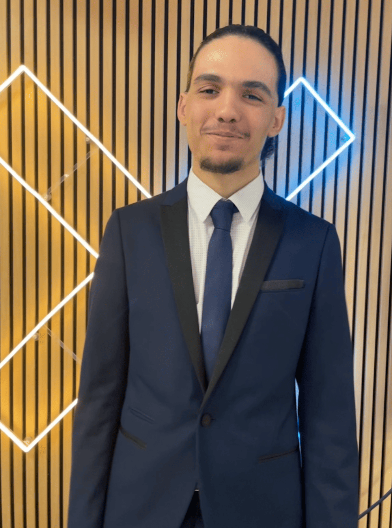 photo de youness fatine en costume deux pièce